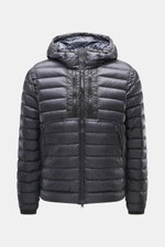 C.P. Company Daunenjacke navy, frontale Nahaufnahme, hochwertige Microfaser, wärmende Daunenfüllung, wasserabweisend, Slim Fit, robuster Zwei-Wege-Reißverschluss, Kapuze mit Tunnelzug und Goggle Lenses, vier Zipper-Fronttaschen, regulierbarer Saum, elasti