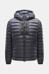 C.P. Company Daunenjacke navy, frontale Nahaufnahme, hochwertige Microfaser, wärmende Daunenfüllung, wasserabweisend, Slim Fit, robuster Zwei-Wege-Reißverschluss, Kapuze mit Tunnelzug und Goggle Lenses, vier Zipper-Fronttaschen, regulierbarer Saum, elasti