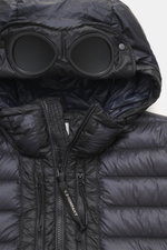 Nahaufnahme von Kapuze und Frontbereich der C.P. Company Daunenjacke navy, Slim Fit mit hochwertiger Microfaser, wärmender Daunenfüllung, wasserabweisend, robustem Zwei-Wege-Reißverschluss, hochschließendem Kragen, Kapuze mit Tunnelzug und Goggle Lenses, 