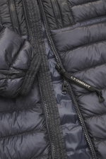 Nahaufnahme der C.P. Company Daunenjacke navy von vorne, hochwertig mit Microfaser, wasserabweisend, Slim Fit, Daunenfüllung, Zwei-Wege-Reißverschluss.