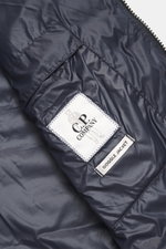 Nahaufnahme der Innenseite der C.P. Company Daunenjacke navy aus hochwertiger Microfaser mit wärmender Daunenfüllung, tonalem Futterstoff und Innentasche.