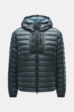 Vorderansicht der C.P. Company Daunenjacke petrol aus hochwertiger Microfaser, Slim Fit, mit wärmender Daunenfüllung, wasserabweisend, robustem Zwei-Wege-Reißverschluss, hochschließendem Kragen, Kapuze mit Tunnelzug und Goggle Lenses, vier Zipper-Fronttas