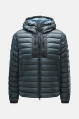 Vorderansicht der C.P. Company Daunenjacke petrol aus hochwertiger Microfaser, Slim Fit, mit wärmender Daunenfüllung, wasserabweisend, robustem Zwei-Wege-Reißverschluss, hochschließendem Kragen, Kapuze mit Tunnelzug und Goggle Lenses, vier Zipper-Fronttas
