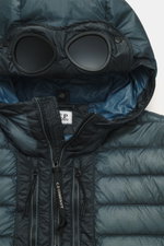 Nahaufnahme der Kapuze der C.P. Company Daunenjacke petrol aus hochwertiger Microfaser, Slim Fit, wasserabweisend mit Goggle Lenses, Daunenfüllung, robustem Zwei-Wege-Reißverschluss, vier Zipper-Fronttaschen, regulierbarem Saum, elastischen Ärmelabschlüss