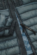 Nahaufnahme der C.P. Company Daunenjacke petrol, Slim Fit, hochwertige Microfaser, wasserabweisend, Daunenfüllung, Zwei-Wege-Reißverschluss, Kragen, Kapuze mit Tunnelzug und Goggle Lenses, vier Zipper-Fronttaschen, regulierbarer Saum, elastische Ärmelabsc