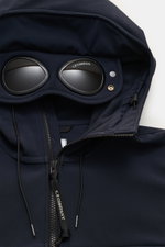 Nahaufnahme von der Kapuze der C.P. Company Softshell-Jacke 'C.P. Shell-R Goggle Jacket' navy, Softshell aus recycelter Microfaser mit integrierten Goggle Lenses.