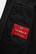 C.P. Company Softshell-Jacke 'C.P. Shell-R Goggle Jacket' schwarz, Detailaufnahme innen mit rotem Label, recycelte Microfaser, weicher Griff, Slim Fit.