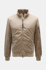 C.P. Company Blouson graugrün, sportiver Slim Fit Blouson aus recycelter Microfaser, von vorne fotografiert mit Stehkragen und Zwei-Wege-Reißverschluss.