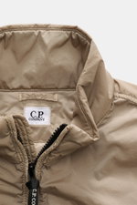 C.P. Company Blouson graugrün aus recycelter Microfaser, Slim Fit, sportiver Blouson mit Stehkragen, Zwei-Wege-Reißverschluss, elastischen Bündchen, Detailansicht von innen.
