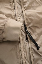 C.P. Company Blouson graugrün aus recycelter Microfaser, Detailaufnahme von Reißverschluss und elastischem Ärmelbündchen, Slim Fit.
