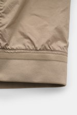 C.P. Company Blouson graugrün, Detailfoto vom elastischen Saum aus recycelter Microfaser mit geschmeidigem Griff, Slim Fit, tonales Futter.