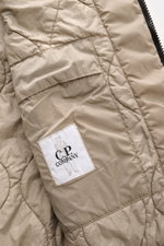 Nahaufnahme des C.P. Company Blouson graugrün aus recycelter Microfaser, Detail der Innentasche mit Logo, weicher Griff.
