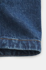 Stone Island Jeansjacke 'Indigo Denim-Rinsed' dunkelblau, Slim Fit aus reiner Baumwolle, frontale Ansicht mit Umlegekragen, Knopfleiste, Kompass-Badge und Taschen.