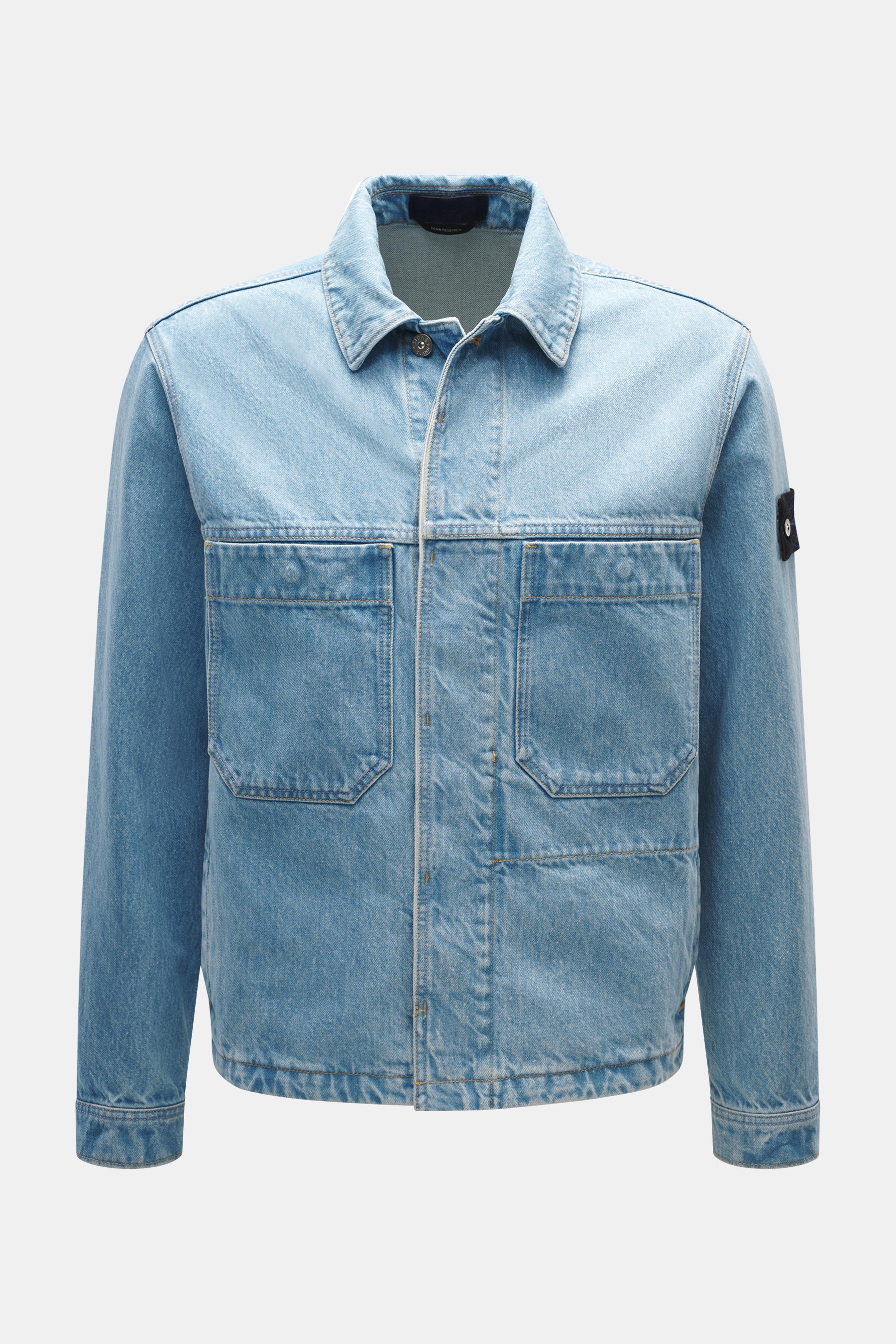 Front view of Stone Island Jeansjacke 'Indigo Denim-Rinsed' dunkelblau, a slim fit denim jacket with concealed button placket, collar, chest pockets, and compass badge on the sleeve. Lässige Denim-Looks: Die aus indigogefärbtem Baumwollgarn gefertigte Jea