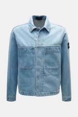 Front view of Stone Island Jeansjacke 'Indigo Denim-Rinsed' dunkelblau, a slim fit denim jacket with concealed button placket, collar, chest pockets, and compass badge on the sleeve. Lässige Denim-Looks: Die aus indigogefärbtem Baumwollgarn gefertigte Jea