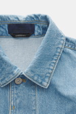 Stone Island Jeansjacke 'Indigo Denim-Rinsed' dunkelblau shown from a close-up front view highlighting the collar, branded button, and label. Lässige Denim-Looks: Die aus indigogefärbtem Baumwollgarn gefertigte Jeansjacke der STONE ISLAND 'Denim' Capsule 