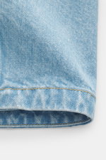 Close-up top front view of Stone Island Jeansjacke 'Indigo Denim-Rinsed' dunkelblau showing cotton denim fabric, stitching, and cuff details.

Description: <p>Lässige Denim-Looks: Die aus indigogefärbtem Baumwollgarn gefertigte Jeansjacke der STONE ISLA