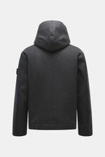 Rear view of Stone Island Jacke 'No Seasons Garment Dyed Crinkle Reps NY' graugrün, showing hood and sleeves in technical microfiber with crinkle effect.

Description (based on provided text): <p>Eine Jacke, sechs Materialien: Das ist die Kollektion 'No