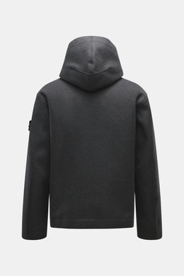 Rear view of Stone Island Jacke 'No Seasons Garment Dyed Crinkle Reps NY' graugrün, showing hood and sleeves in technical microfiber with crinkle effect.

Description (based on provided text): <p>Eine Jacke, sechs Materialien: Das ist die Kollektion 'No