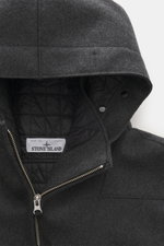Close-up front view of Stone Island Jacke 'No Seasons Garment Dyed Crinkle Reps NY' graugrün, showing collar, zip, and quilted black lining.