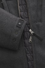 Close-up front view of Stone Island Jacke 'No Seasons Garment Dyed Crinkle Reps NY' graugrün showing textured grey fabric, zipper, and button details.

Description: <p>Eine Jacke, sechs Materialien: Das ist die Kollektion 'No Seasons' von STONE ISLAND. 