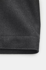 Close-up from the sleeve hem of the Stone Island Jacke 'No Seasons Garment Dyed Crinkle Reps NY' graugrün, showing the crinkle-effect fabric texture.

<p>Eine Jacke, sechs Materialien: Das ist die Kollektion 'No Seasons' von STONE ISLAND. Während der Sc