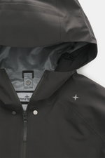 Stone Island Jacke 'Stellina' dunkelgrau, Nahaufnahme von Kapuze und Kragen, Gore-Tex, wasserdicht, getapte Nähte, Tunnelzug, Stern-Logo sichtbar.