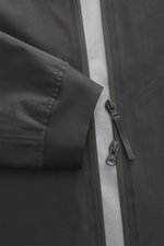 Stone Island Jacke 'Stellina' dunkelgrau aus Gore-Tex, Detailaufnahme von Ärmel und getaptem Reißverschluss, funktional und wasserdicht.