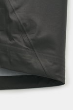 Stone Island Jacke 'Stellina' dunkelgrau aus Gore-Tex, wind- und wasserdicht, seitliche Nahaufnahme, getapte Reißverschlüsse sichtbar.