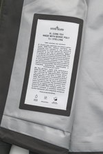 Stone Island Jacke 'Stellina' dunkelgrau, Nahaufnahme von innen mit Gore-Tex Label, wind- und wasserdicht, atmungsaktiv, mit getapten Nähten.