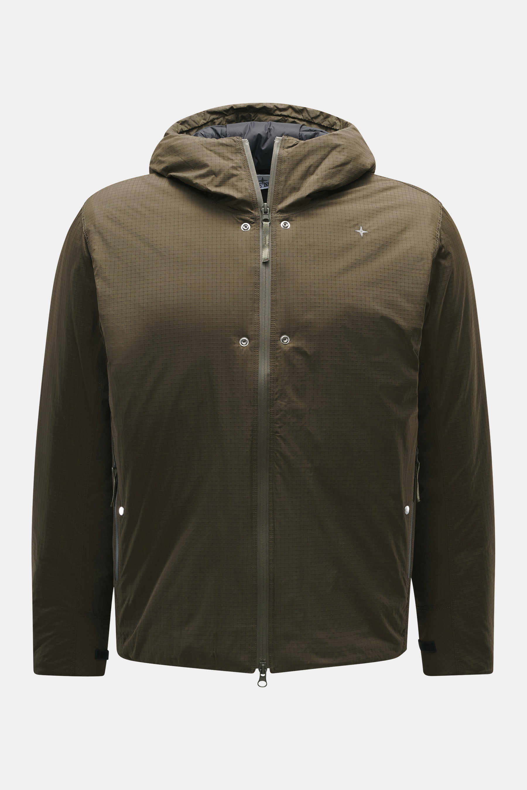 Stone Island Jacke 'Stellina' oliv, frontal fotografiert, Slim Fit aus hochwertiger Microfaser, wasserabweisend, mit praktischer Kapuze, Zwei-Wege-Reißverschluss, verdeckten Zipper-Nahttaschen, dezentem Stellina-Stitching, verstellbarer Saumweite, gestepp