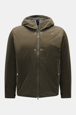 Stone Island Jacke 'Stellina' oliv, frontal fotografiert, Slim Fit aus hochwertiger Microfaser, wasserabweisend, mit praktischer Kapuze, Zwei-Wege-Reißverschluss, verdeckten Zipper-Nahttaschen, dezentem Stellina-Stitching, verstellbarer Saumweite, gestepp