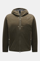 Stone Island Jacke 'Stellina' oliv, frontal fotografiert, Slim Fit aus hochwertiger Microfaser, wasserabweisend, mit praktischer Kapuze, Zwei-Wege-Reißverschluss, verdeckten Zipper-Nahttaschen, dezentem Stellina-Stitching, verstellbarer Saumweite, gestepp