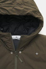 Stone Island Jacke 'Stellina' oliv, Nahaufnahme von oben, hochwertige Microfaser, wasserabweisend, Slim Fit, Kapuze, Zwei-Wege-Reißverschluss, Nahttaschen, Stellina-Stitching, verstellbarer Saum, gesteppter Futterstoff, Innentasche.