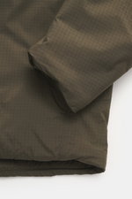 Stone Island Jacke 'Stellina' oliv, Nahaufnahme Ärmel und Saum, hochwertige Microfaser, wasserabweisend, Slim Fit, Kapuze, Zwei-Wege-Reißverschluss, Nahttaschen, Stellina-Stitching, verstellbarer Saum, gesteppter Futterstoff, Innentasche.