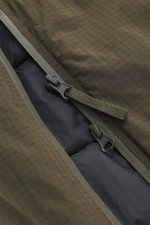 Nahaufnahme der Stone Island Jacke 'Stellina' oliv von innen mit wasserabweisendem Microfaserstoff, Zwei-Wege-Reißverschluss und gestepptem Futter.