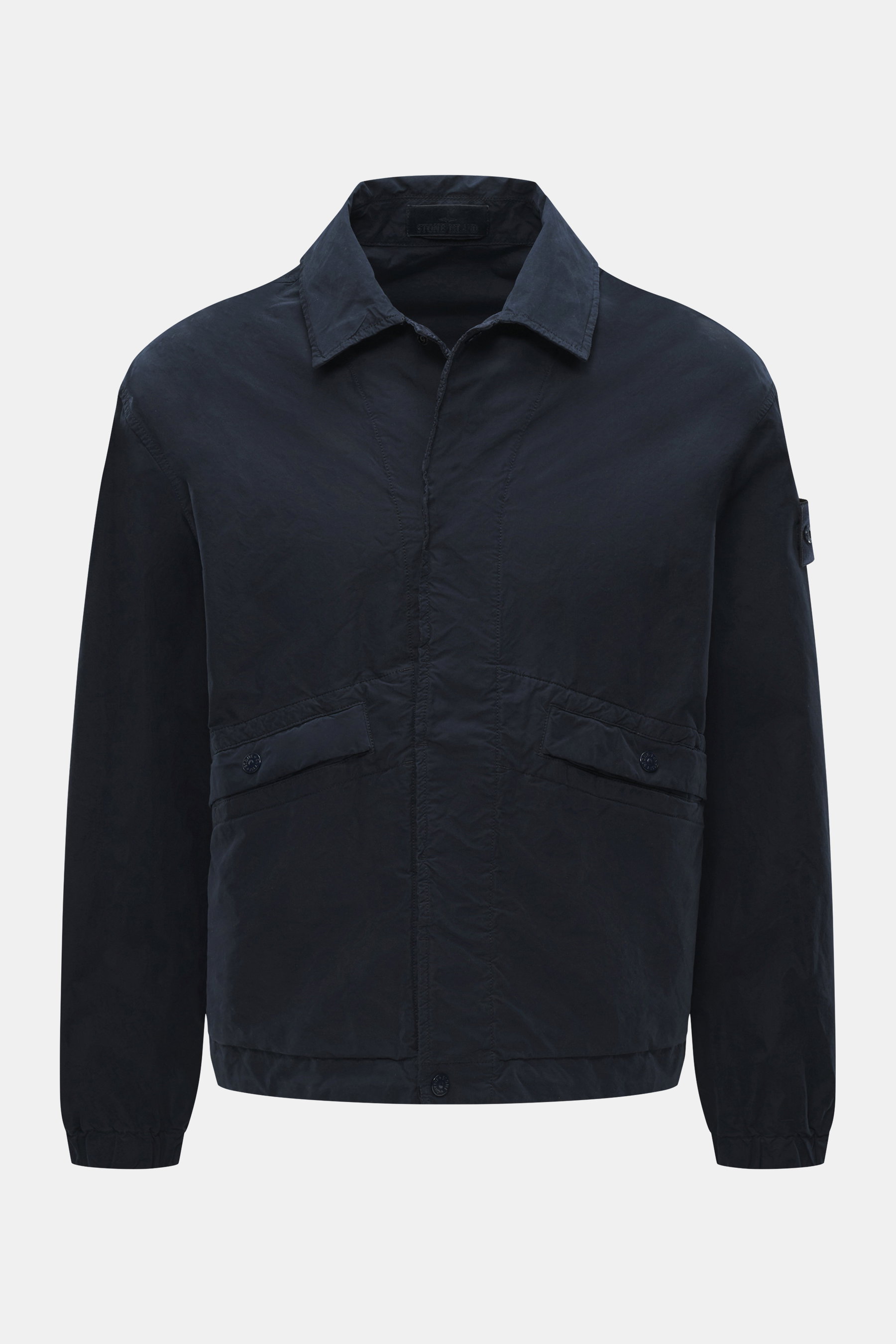 Frontale Nahaufnahme der Stone Island Jacke 'David Light-TC Ghost Piece' navy mit hochwertiger Microfaser, Anti-Drop-Finish, samtigem Griff, Regular Fit, verdeckter Knopfleiste, Umlegekragen, schrägen Leistentaschen mit Druckknopf, tonalem Kompass-Badge, 