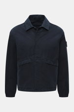 Frontale Nahaufnahme der Stone Island Jacke 'David Light-TC Ghost Piece' navy mit hochwertiger Microfaser, Anti-Drop-Finish, samtigem Griff, Regular Fit, verdeckter Knopfleiste, Umlegekragen, schrägen Leistentaschen mit Druckknopf, tonalem Kompass-Badge, 