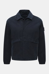 Frontale Nahaufnahme der Stone Island Jacke 'David Light-TC Ghost Piece' navy mit hochwertiger Microfaser, Anti-Drop-Finish, samtigem Griff, Regular Fit, verdeckter Knopfleiste, Umlegekragen, schrägen Leistentaschen mit Druckknopf, tonalem Kompass-Badge, 