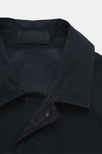 Stone Island Jacke 'David Light-TC Ghost Piece' navy, Nahaufnahme von Umlegekragen, hochwertige Microfaser, Anti-Drop-Finish, samtiger Griff, Regular Fit, verdeckte Knopfleiste.