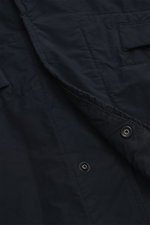 Nahaufnahme der Stone Island Jacke 'David Light-TC Ghost Piece' navy von oben, hochwertige Microfaser, Anti-Drop-Finish, samtiger Griff, Regular Fit, verdeckte Knopfleiste, Umlegekragen, schräge Leistentaschen mit Druckknopf, tonales Kompass-Badge, elasti