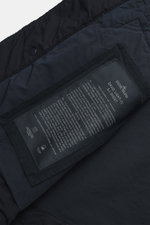 Nahaufnahme der Innenseite der Stone Island Jacke 'David Light-TC Ghost Piece' navy, fotografiert von oben, mit hochwertiger Microfaser, Anti-Drop-Finish, samtigem Griff, Regular Fit, verdeckter Knopfleiste, Umlegekragen, schrägen Leistentaschen mit Druck