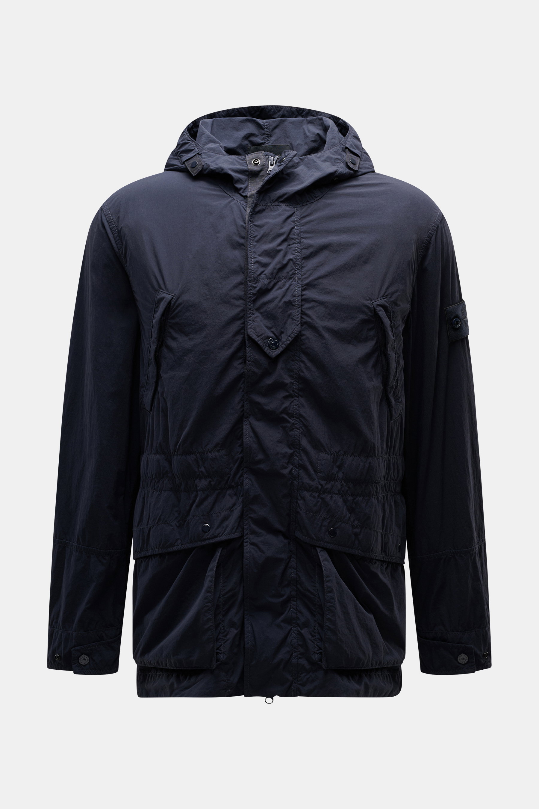 Stone Island Jacke 'Nylon Smerigliato Ghost Piece' navy, frontale Nahaufnahme, Microfaser mit Kapuze, wasserabweisend, Kompass-Badge am Arm.