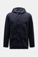 Stone Island Jacke 'Nylon Smerigliato Ghost Piece' navy, frontale Nahaufnahme, Microfaser mit Kapuze, wasserabweisend, Kompass-Badge am Arm.