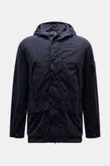 Stone Island Jacke 'Nylon Smerigliato Ghost Piece' navy, frontale Nahaufnahme, Microfaser mit Kapuze, wasserabweisend, Kompass-Badge am Arm.