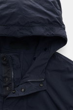 Nahaufnahme der Kapuze der Stone Island Jacke 'Nylon Smerigliato Ghost Piece' navy mit wind- und wasserabweisender, stückgefärbter Microfaser.