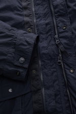Stone Island Jacke 'Nylon Smerigliato Ghost Piece' navy, Nahaufnahme von Reißverschluss, Knöpfen, Materialstruktur, soft, wasserabweisend, ungefüttert.