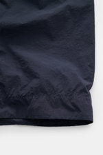 Stone Island Jacke 'Nylon Smerigliato Ghost Piece' navy, Detailaufnahme Materialstruktur mit weicher, wasserabweisender Microfaser, ungefüttert.