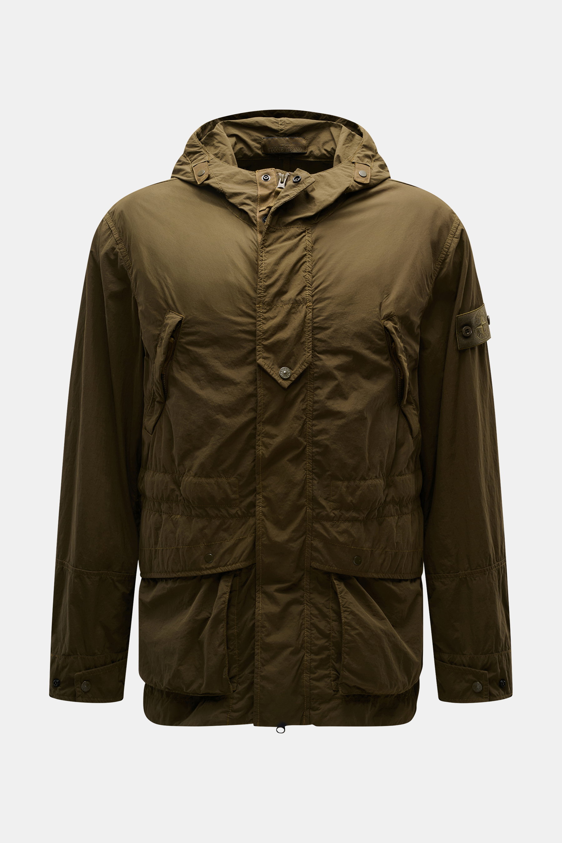 Stone Island Jacke 'Nylon Smerigliato Ghost Piece' oliv, frontale Nahaufnahme, Kapuze, vier Taschen, Kompass-Badge, wind- und wasserabweisend, Regular Fit