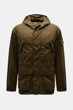 Stone Island Jacke 'Nylon Smerigliato Ghost Piece' oliv, frontale Nahaufnahme, Kapuze, vier Taschen, Kompass-Badge, wind- und wasserabweisend, Regular Fit